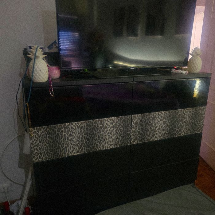 Cama de casal com mesas de cabeceira e 3 CAMISEIROS, Inclui colchão.