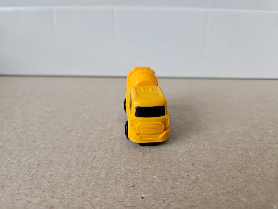 Мини машинка бетономешалка, 4,5х3х2 см,, желтого цвета.
