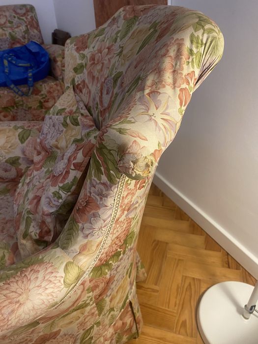 Senhorinha com almofada