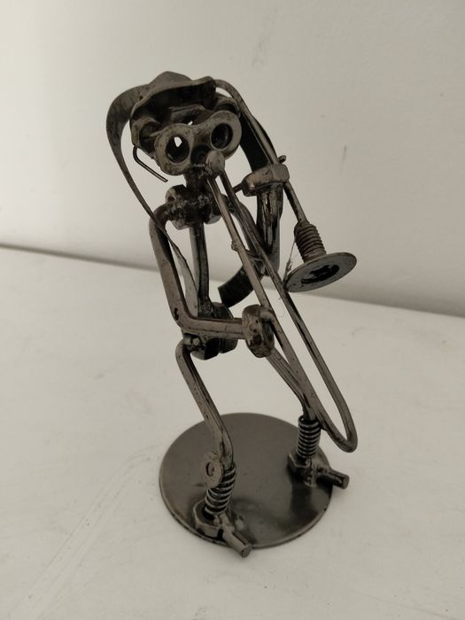 Moto, músico e futebolista, estatuetas em metal