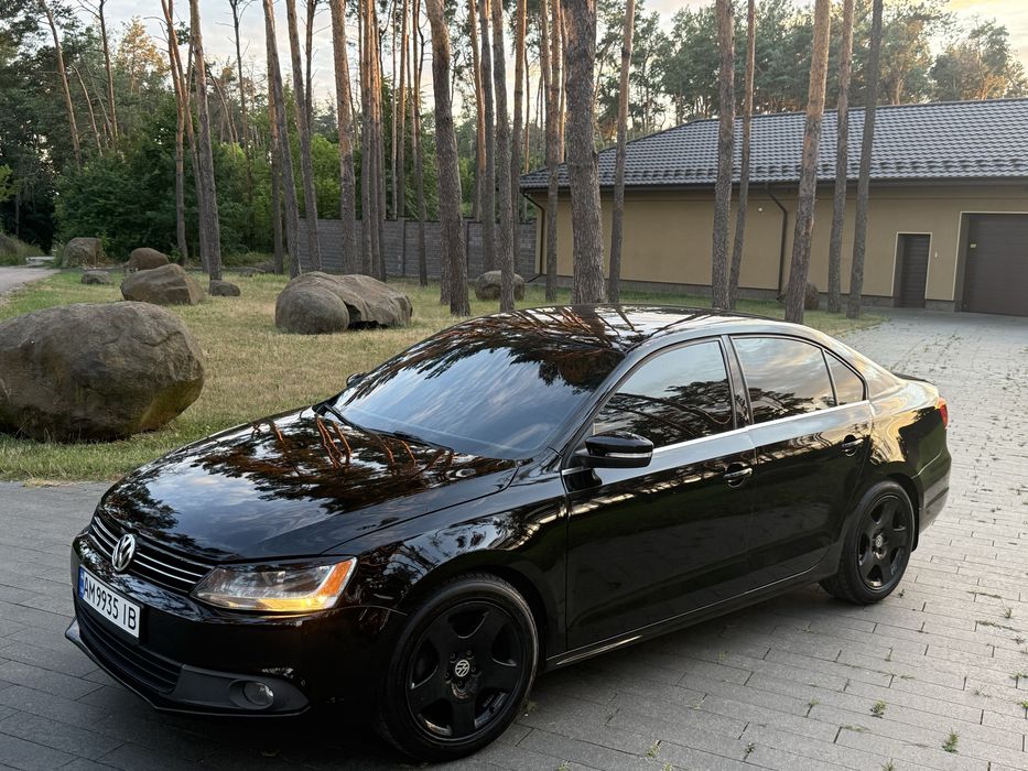 Volkswaggen Jetta 2013 газ-бензин