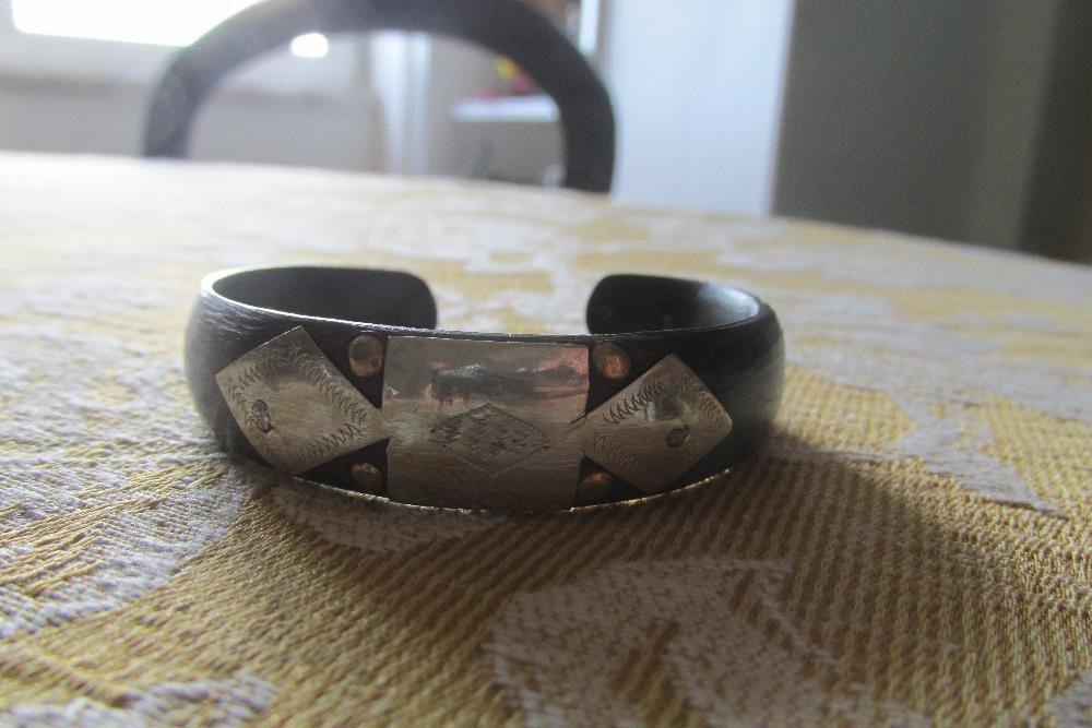 Pulseiras em madeira