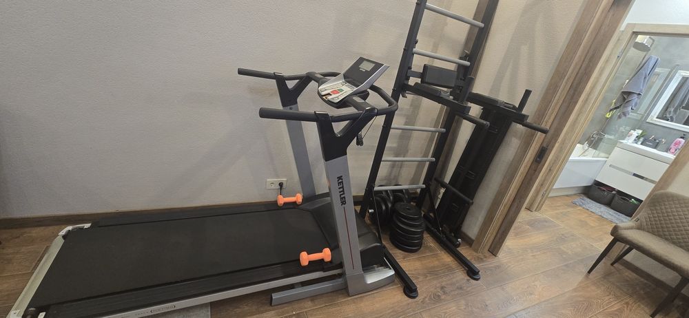 Беговая дорожка Kettler, турник, брусья, лавка, шведская стенка.