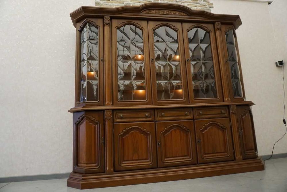 Witryna z Komodą Orzechowa Podświetlana Idealna do Salonu , Jadalni szer. 232 cm (P-1402)