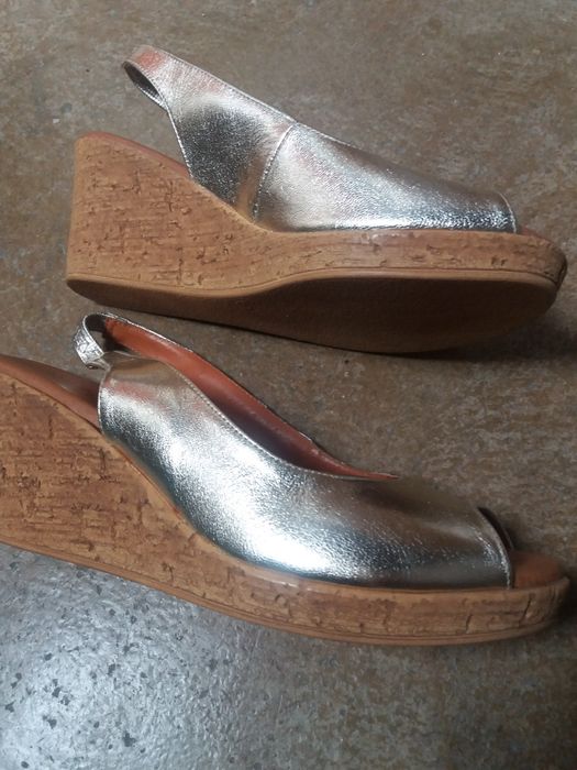 Sapatos de senhora e sapatos cerimônia novos