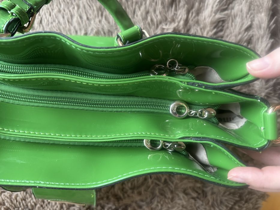 Яскрава лакова сумка