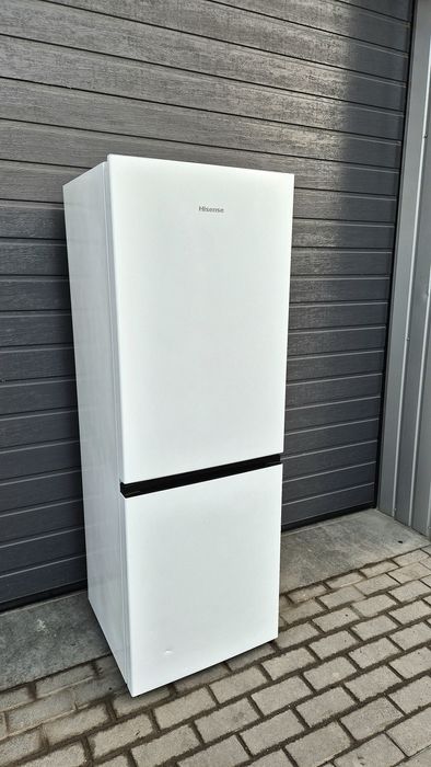 Продам дешево  холодильник Hisense Чехія  робочий морозилка