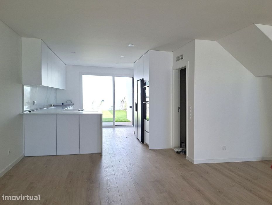 Moradia T3 nova com jardim em São Domingos de Rana