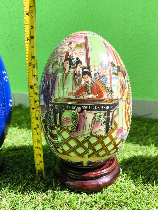 Conjunto de 6 ovos chineses em porcelana com base em madeira