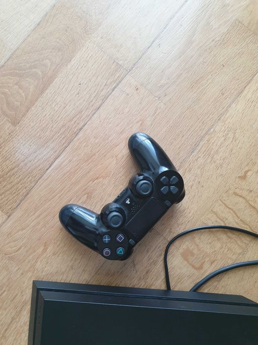 Sony PlayStation 4  1TB  + Pad