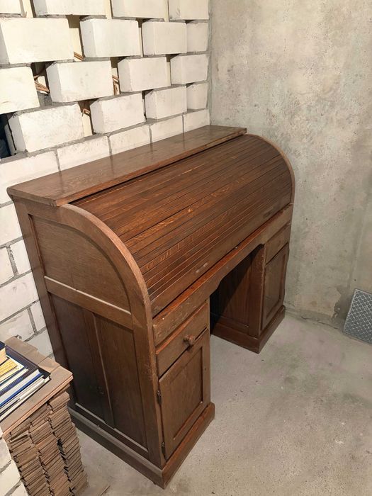 Drewniane biurko z roletą (sekretarzyk) – do odświeżenia