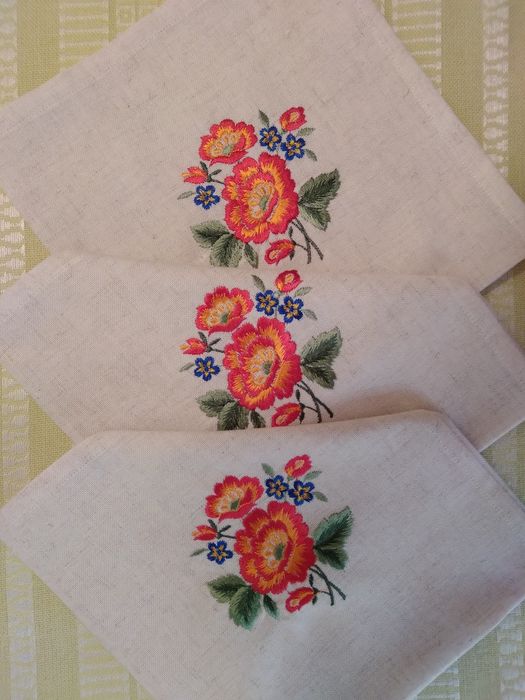 Подарочный набор вышитых льняных салфеток