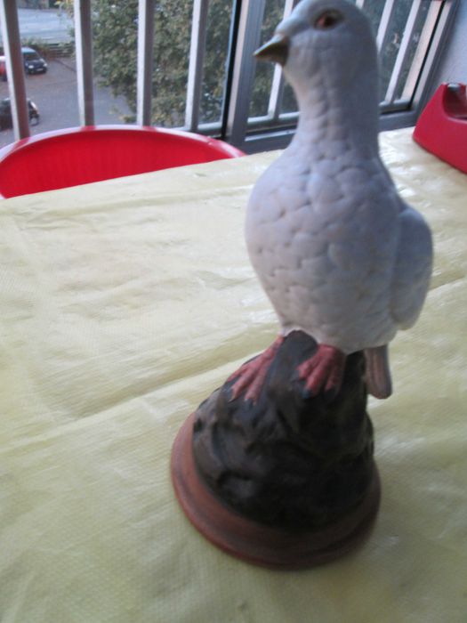 3 estatuetas,  mini banco e 2 facas abre cartas