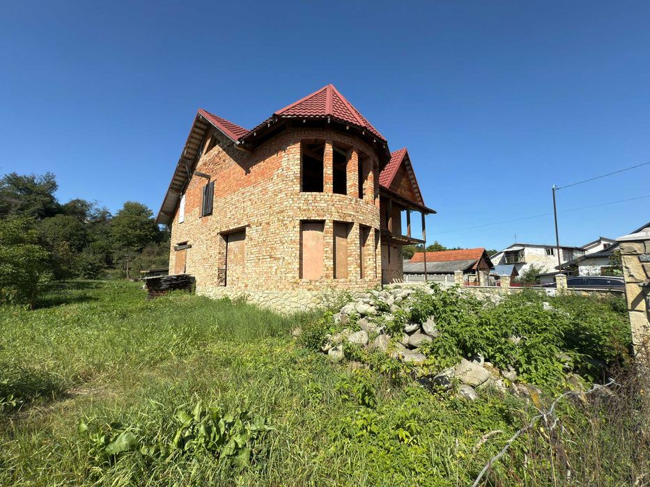 Продається будинок в с-щі.Делятин (площа 147 м.кв., земля 13 соток)