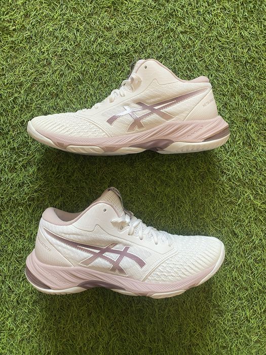 Волейбольні кросівки asics