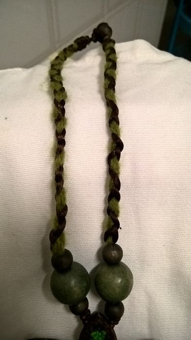 Colar curto crochet castanho e verde (portes incluídos)