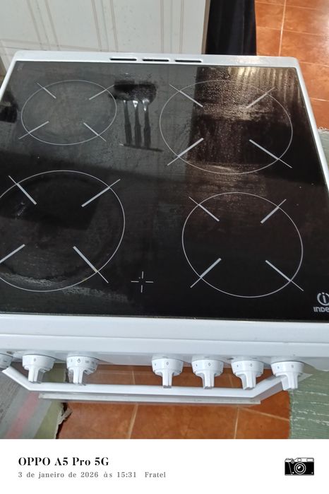 Fogão Vitrocerâmica Indesit I6VMH2A - Excelente Estado e Funcional