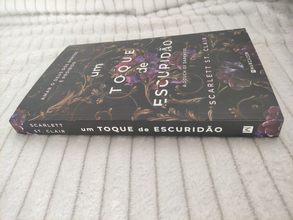 Um toque de escuridão - livro de Scarlett St Clair