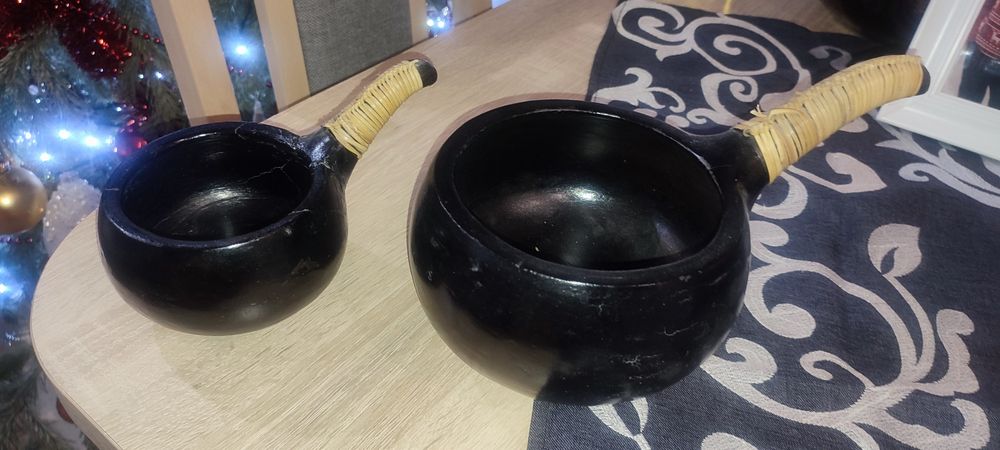 Dwa silidne naczynia. Cena za obie sztuki 96 zl