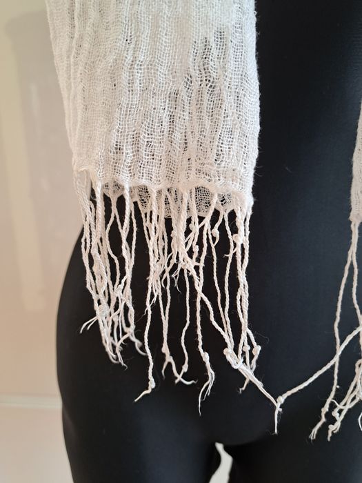 Cienki szalik popiel gołębi  motyw kwiatowy