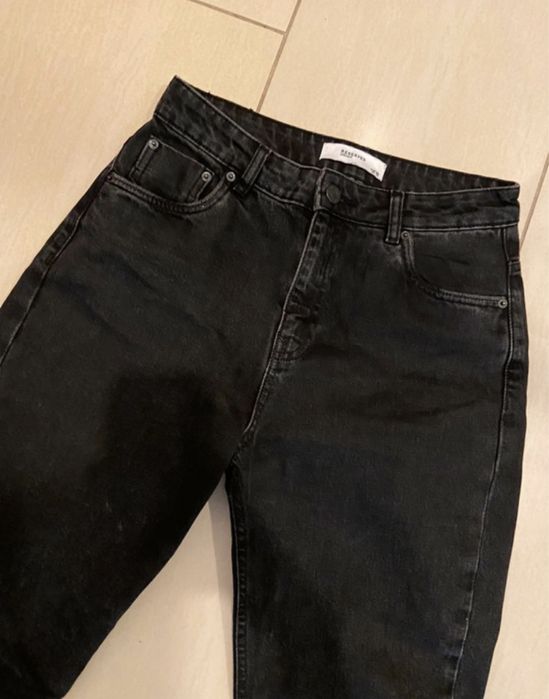 Czarne jeansy mom fit Reserved wysoki stan