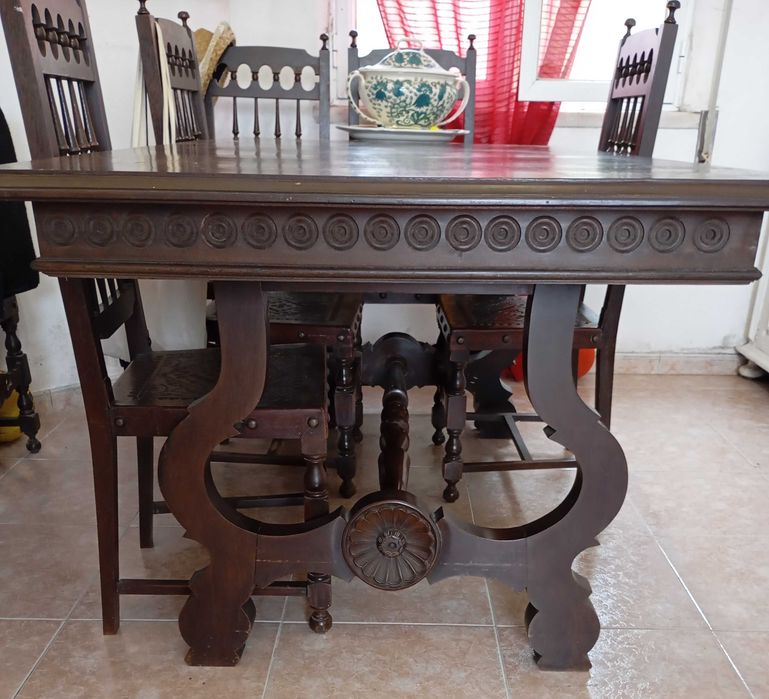Aparador e mesa de sala antigo