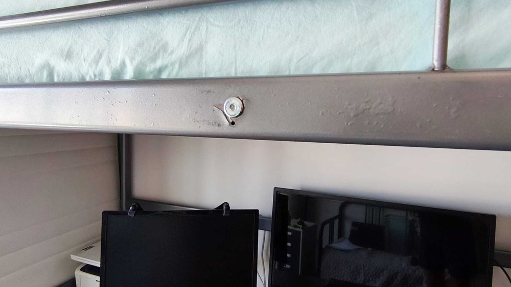 Cama Alta / Beliche Superior IKEA SVÄRTA (Cinza/Prata) com Tampo Secretária (Modelo descontinuado)