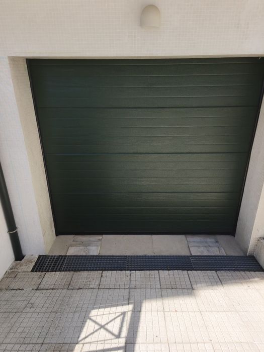 Portão de Garagem em Verde Escuro