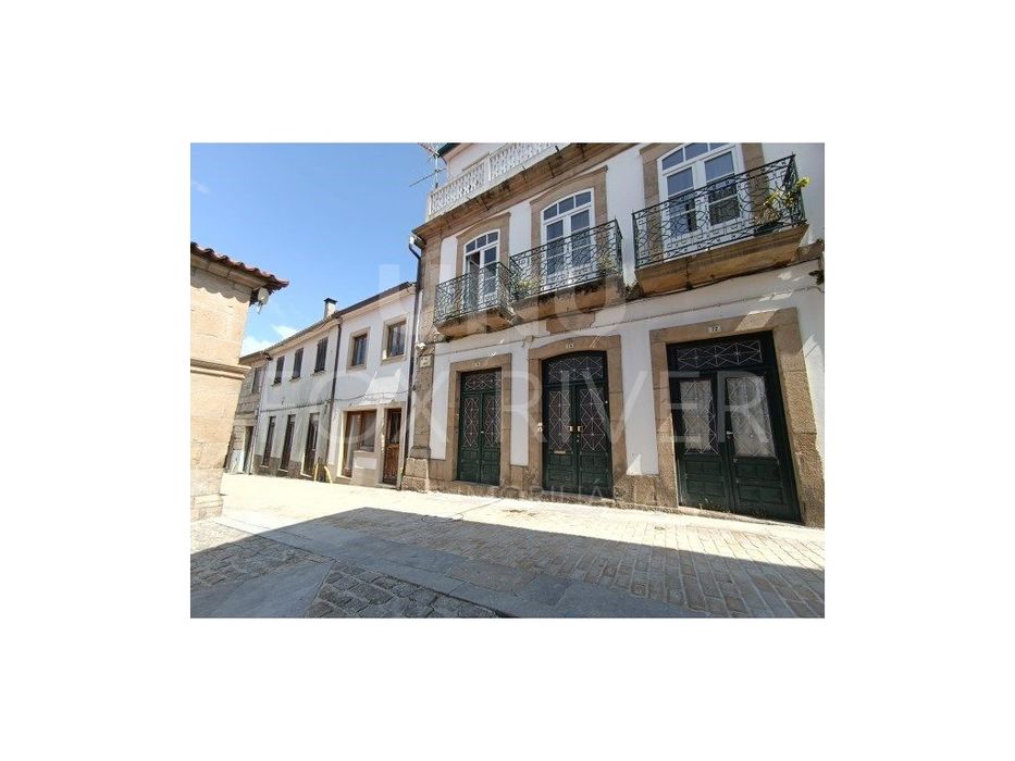 Prédio localizado na Vila de Melgaço, a poucos metros da Câmara Mun...