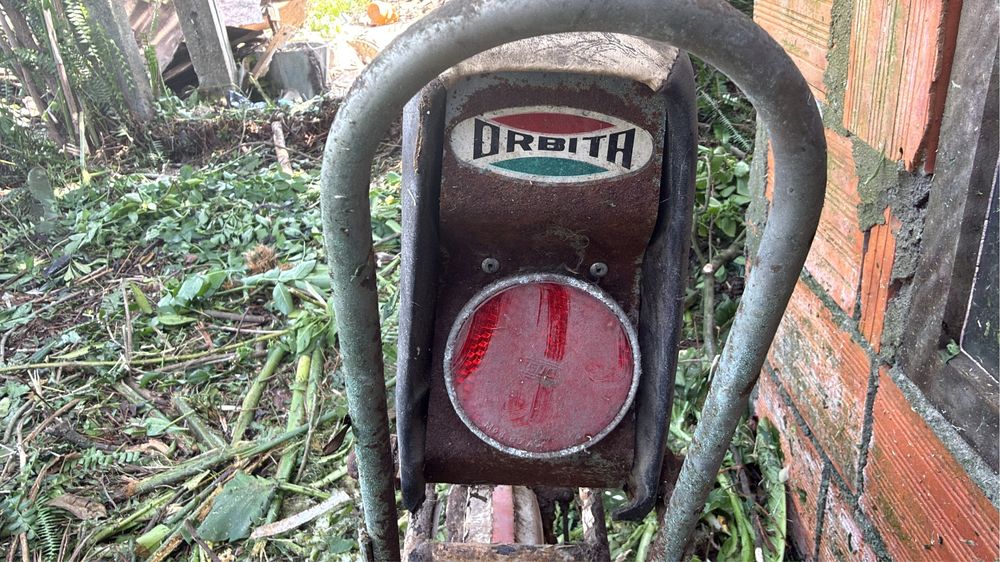 Bicicleta antiga para restauro
