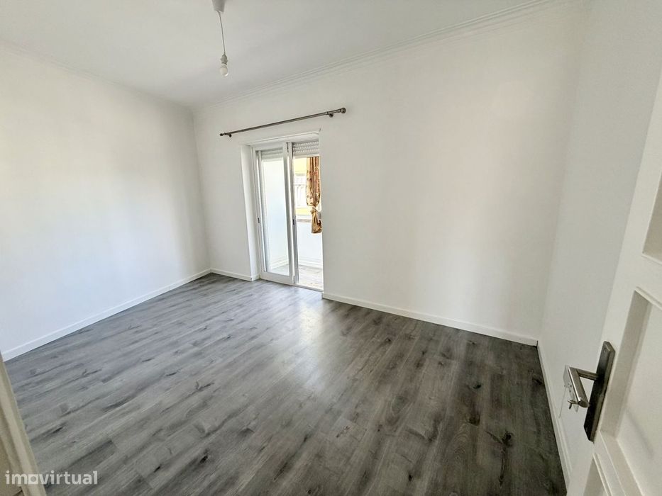 T2 remodelado na Damaia com varanda fechada e vista desafogada