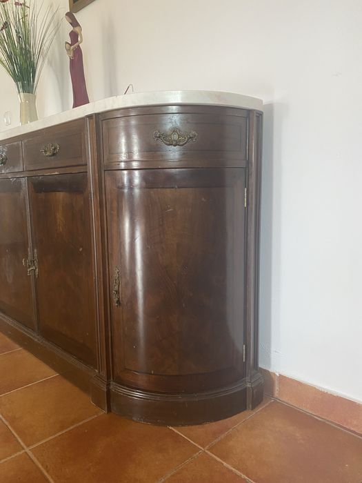 Aparador Clássico em Madeira com Tampo em Mármore