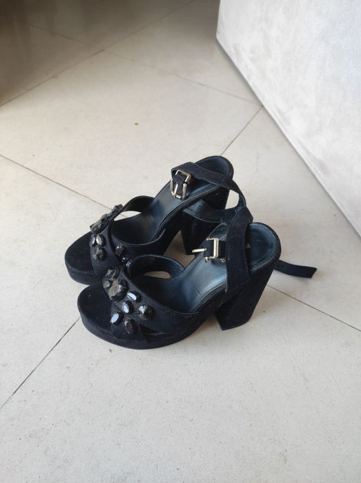 Sapatos salto alto pretos