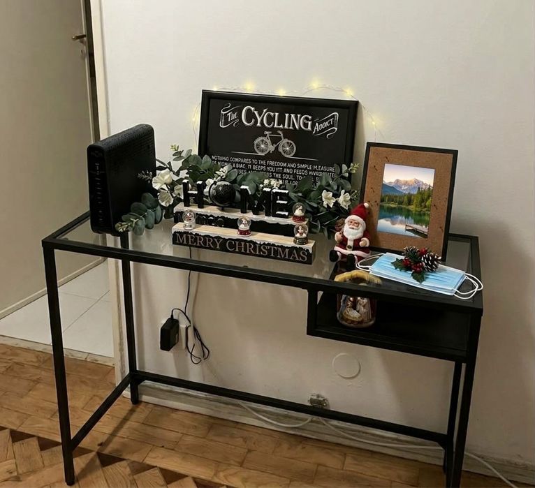 Aparador de metal preto com tampo de vidro IKEA VITTSJO