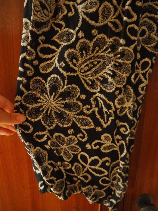 Calças fluidas em preto e branco