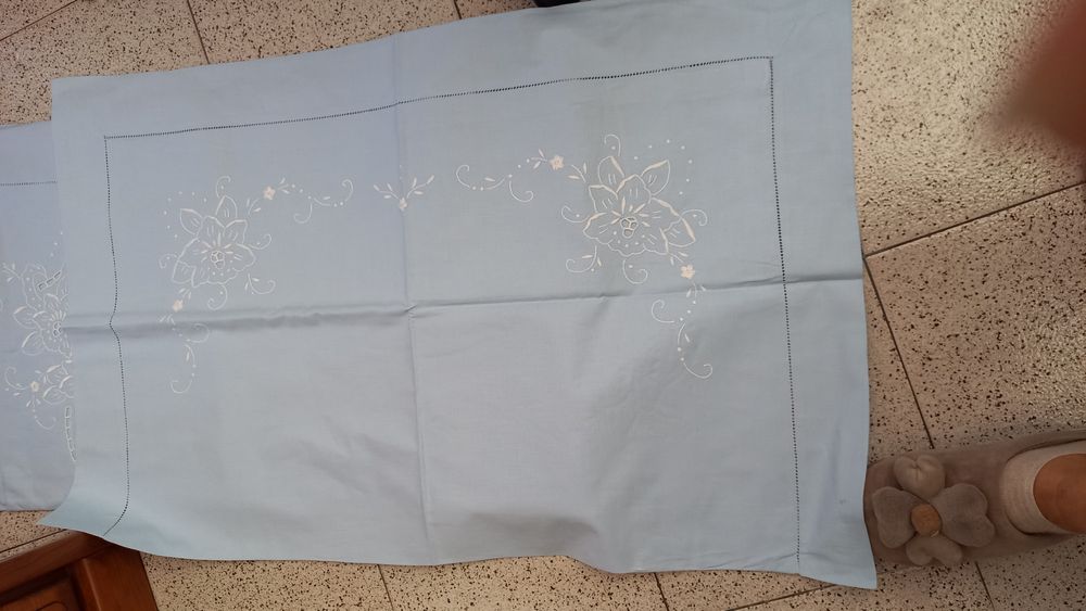 Lençóis em algodão bordados á mão.