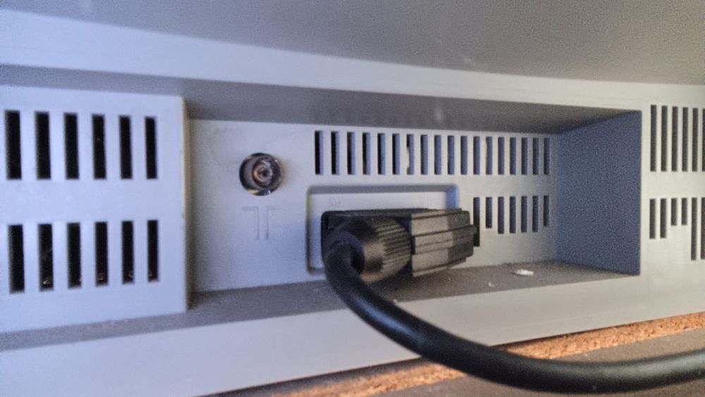 Televisão antiga com TDT e comandos.