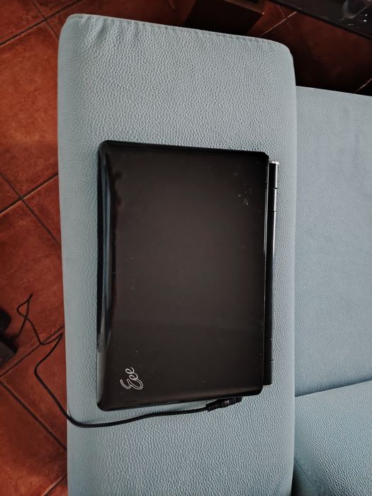 PC de dimensões pequenas Notebook antigo.