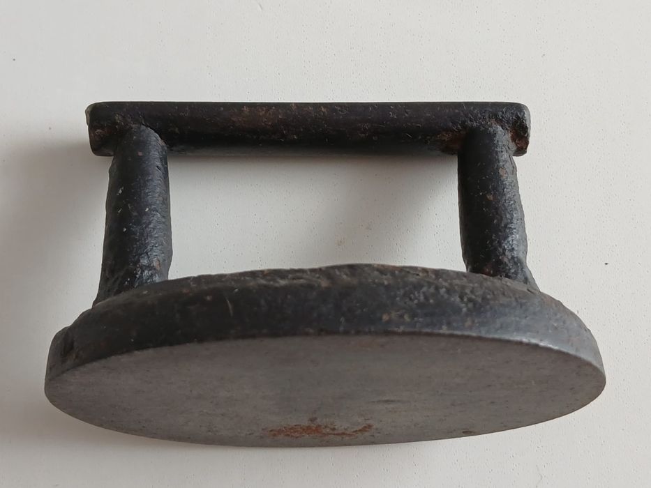 Ferro de engomar antigo