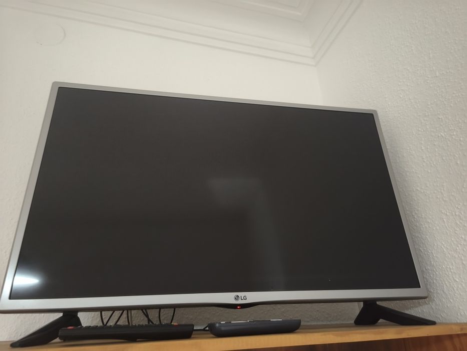 TV preta LG como nova