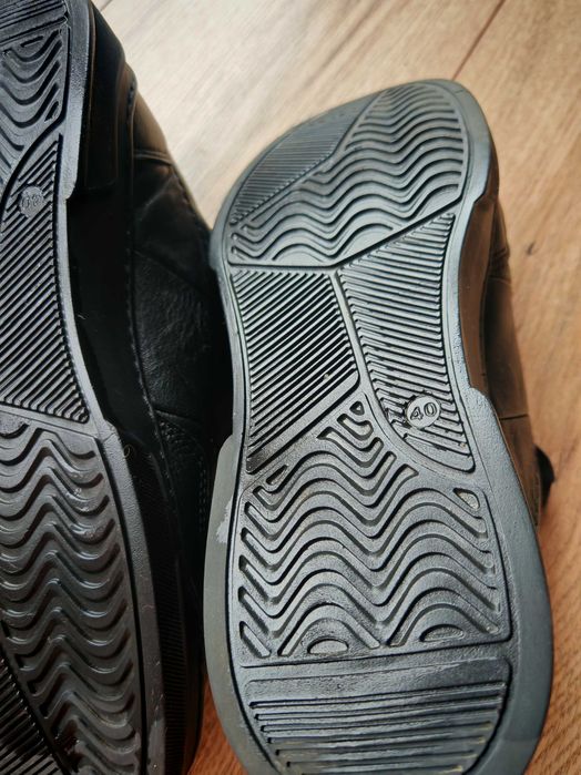Skórzane sneakersy Rondo czarne — stan bardzo dobry