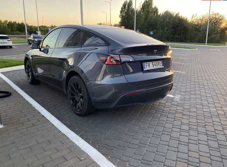 tesla model y 2021