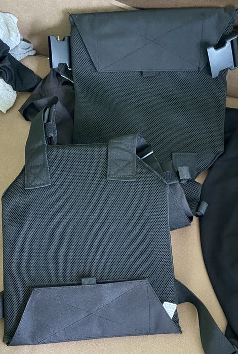 Чорна плитоноска добре підходить для поліції