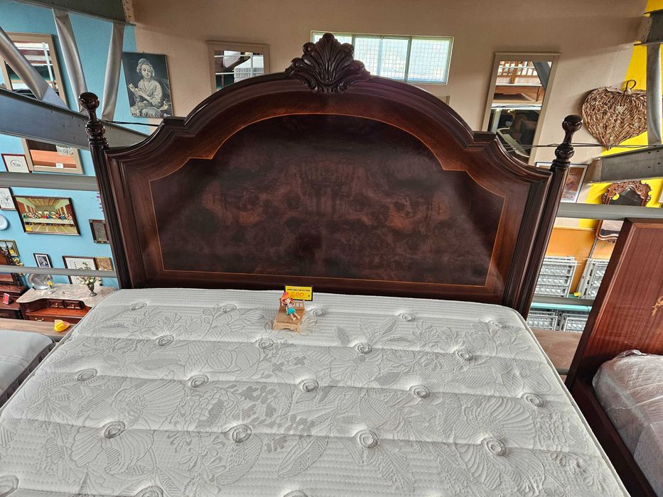 Excelente cama em madeira maciça com estrado e colchão Molaflex