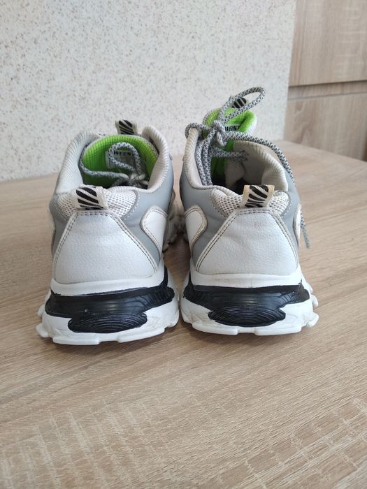 Кросівки білі ,розмір 37.