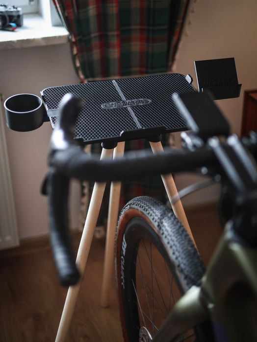 stolik trójnóg tripod laptop trenażer zwift wahoo elite