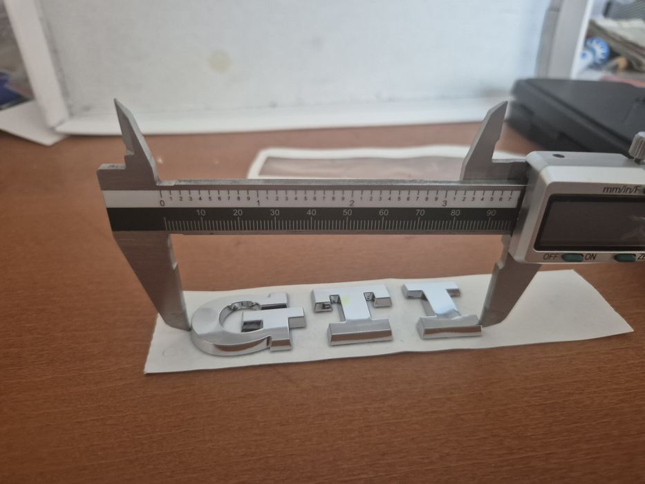 nowy napis GTI  do VW na tylna klape  + szablon montażowy