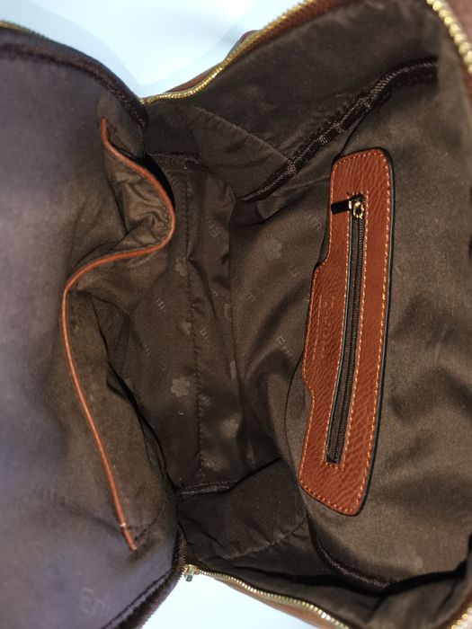 Mochila castanha com detalhes dourados