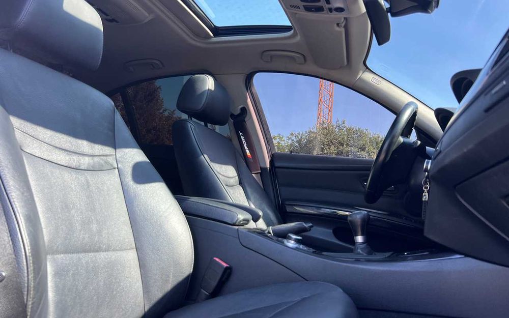 BMW 320 I 2009 року
