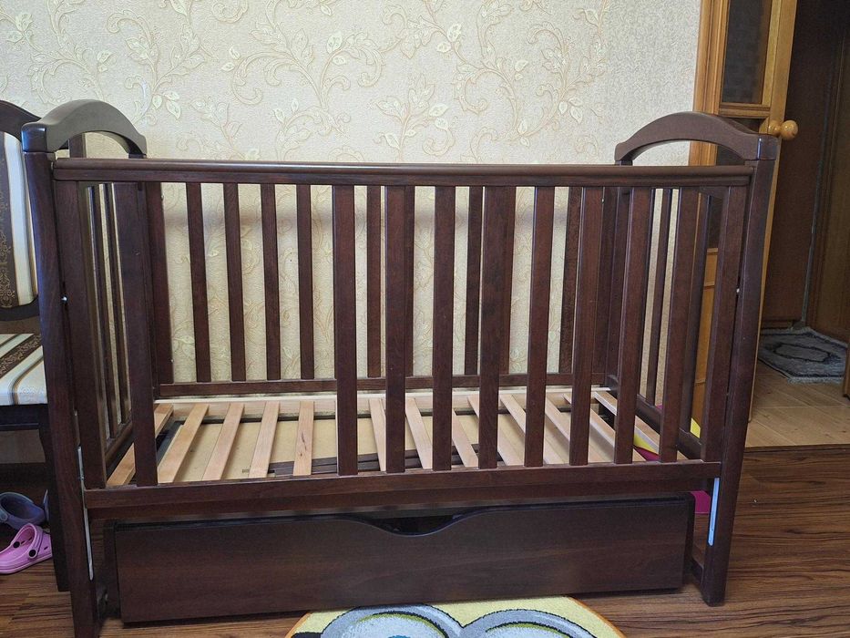 Дитяча кроватка Верес з маятником (горіх)